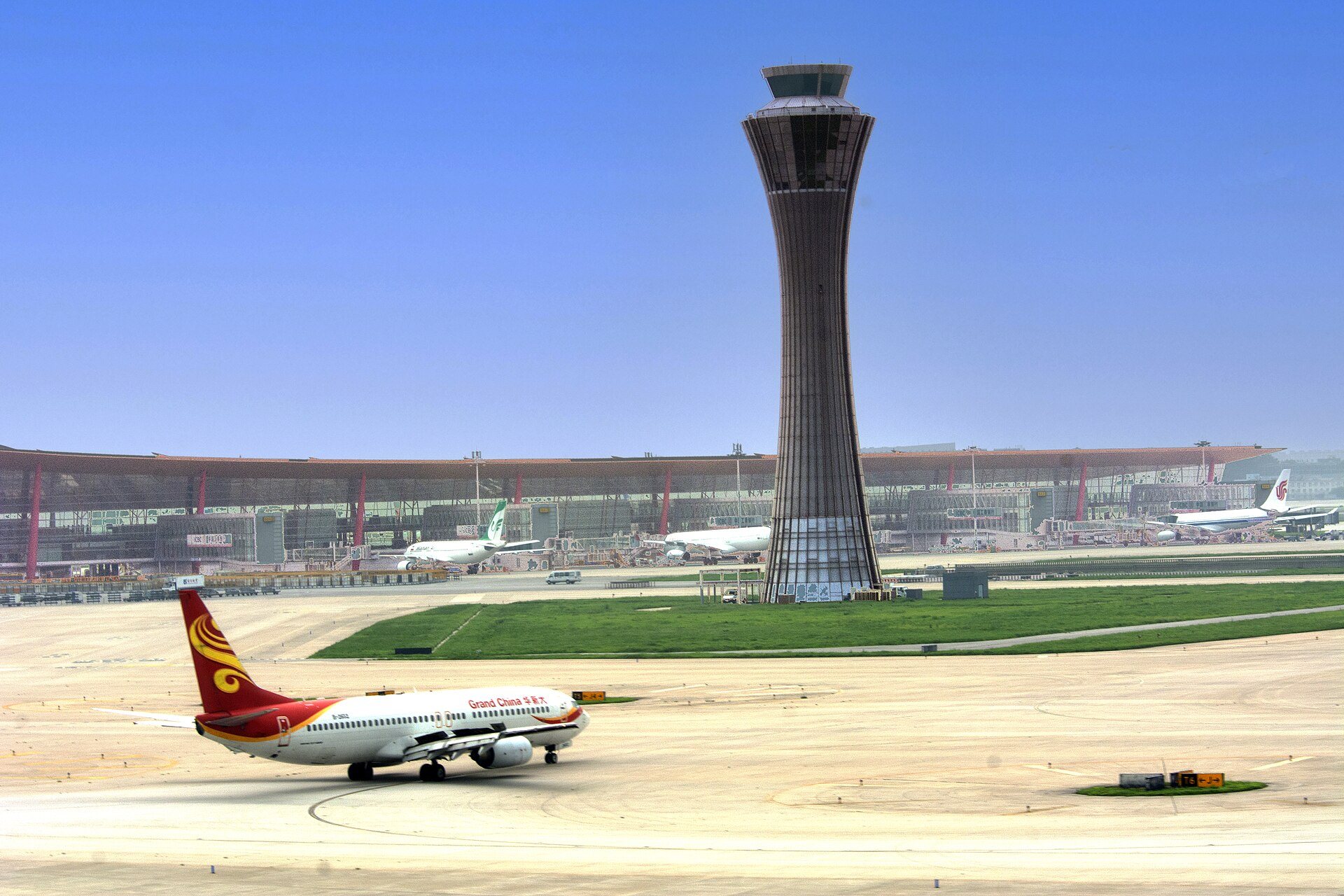 Torre de control y avión en rodaje